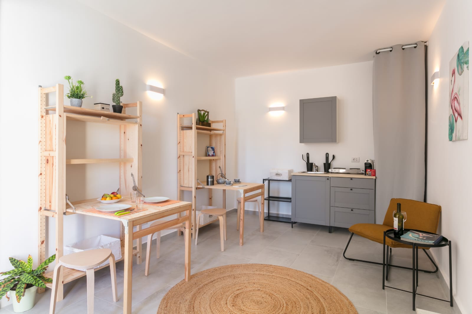 Soggiorno con divano e tavolo da pranzo dell'area comune di Ghjlgolu House - ImmobilMar
